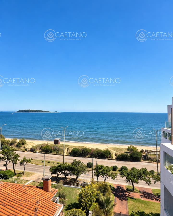 Oportunidad de 2 dormitorios con vista al mar y balcón Primera línea Playa Mansa — foto 2