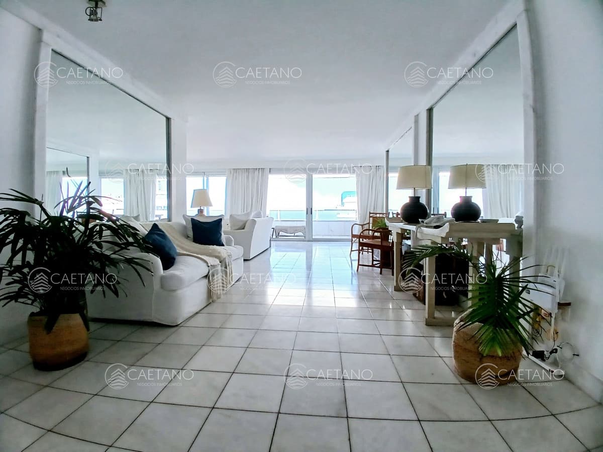 Alquiler enero apto 3 dorm y servicio frente a playa Brava, pda 4