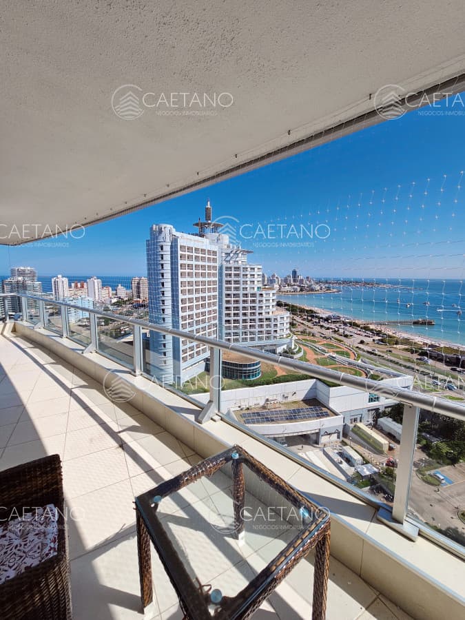 Venta apartamento 3 dormitorios. Playa mansa, Punta del Este.