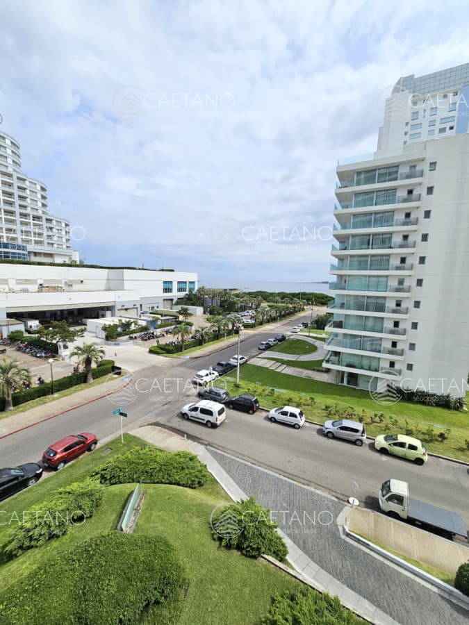 Venta apartamento 2 dormitorios. Playa mansa, Punta del Este. — foto 2