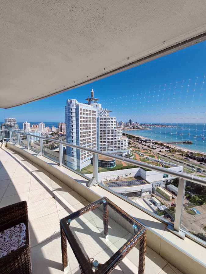Venta apartamento 3 dormitorios. Playa mansa, Punta del Este.