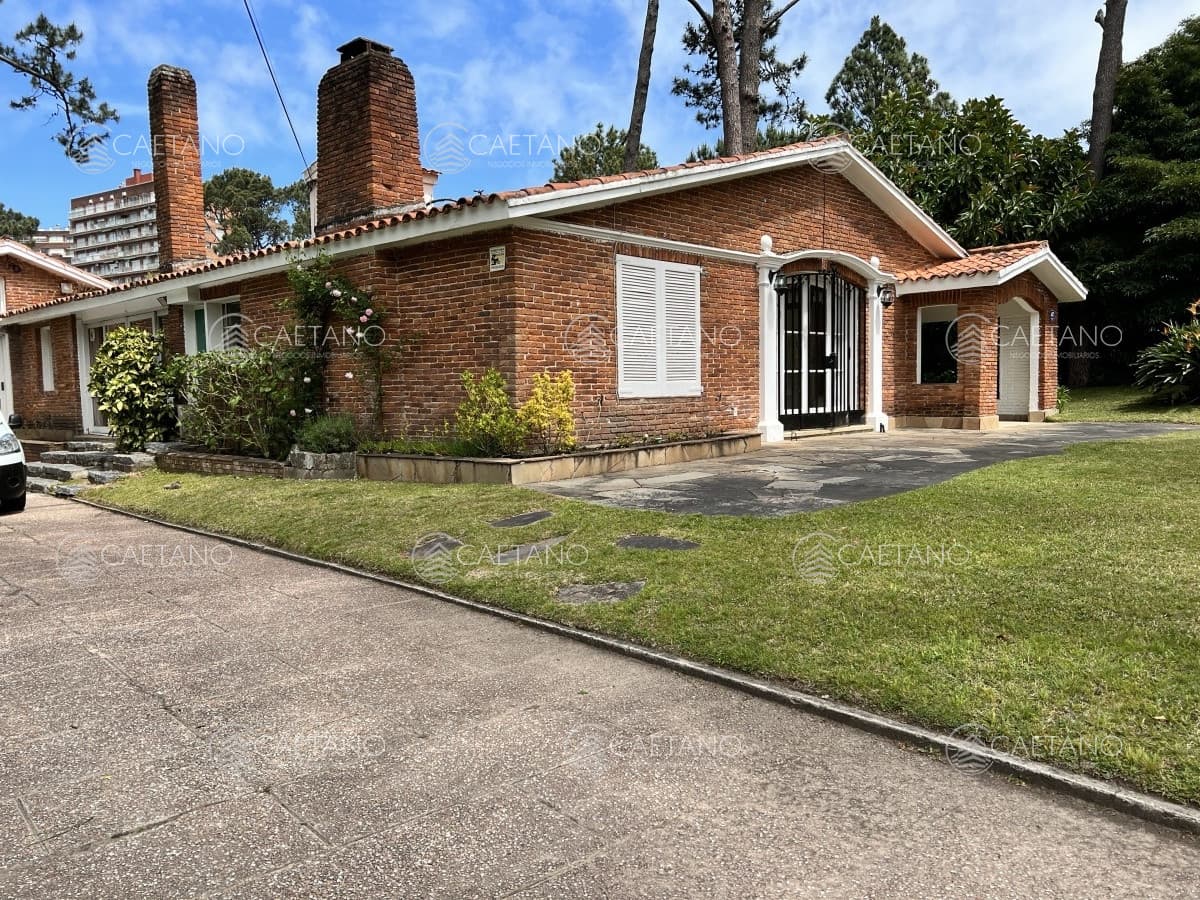 Casa ubicada sobre importante avenida