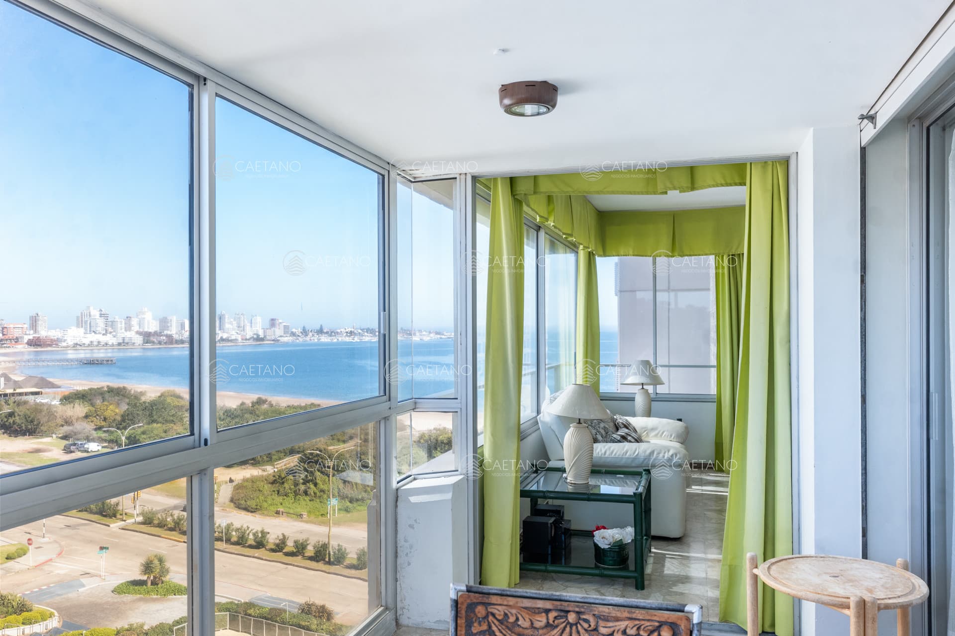 VENTA APARTAMENTO 2 DORMITORIOS + DEPENDENCIA - VISTA AL MAR - EDIFICIO TUNQUELEN - PLAYA MANSA
