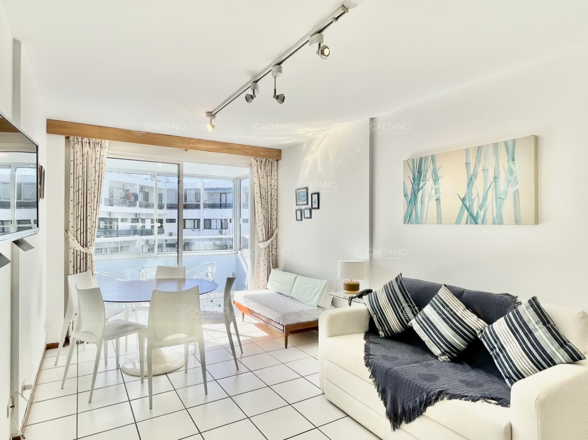 Apartamento 1 Dormitorio en Venta! Punta del Este! Excelente Ubicación y Sol! Piscina, Terraza y Cochera!