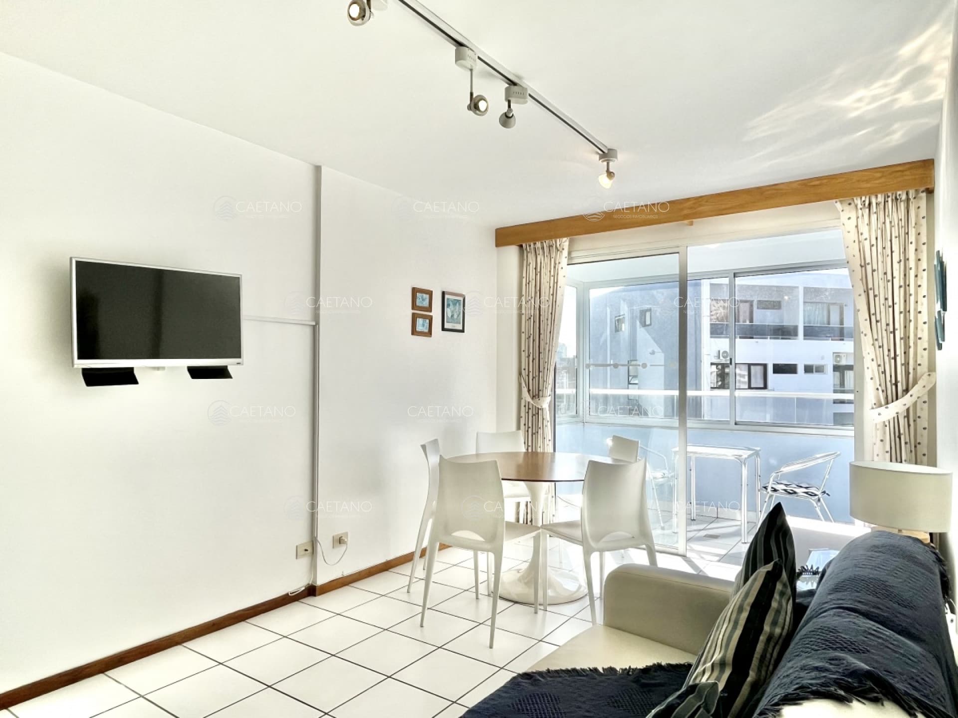 Apartamento 1 Dormitorio en Venta! Punta del Este! Excelente Ubicación y Sol! Piscina, Terraza y Cochera! — foto 2