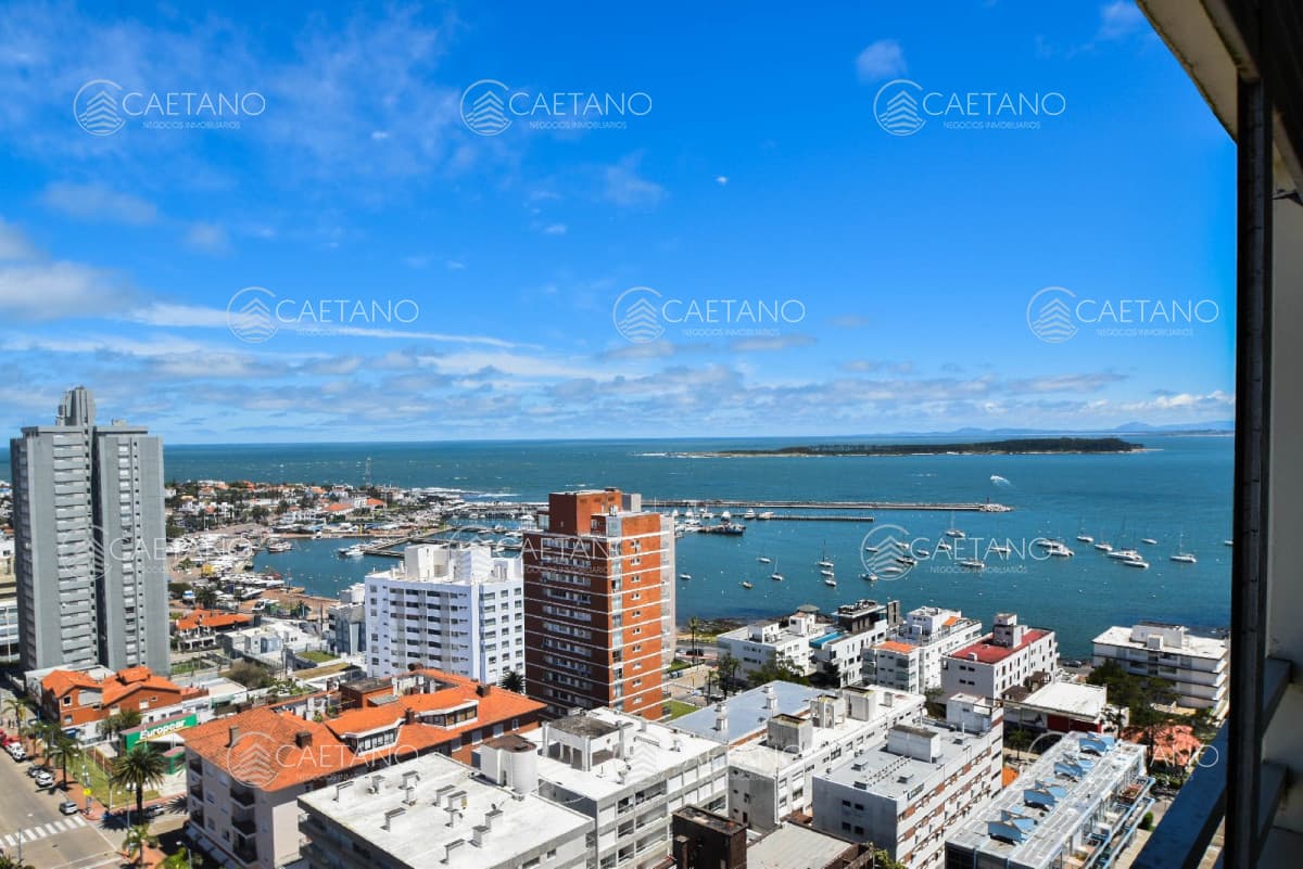 Vista al Puerto! Amplio apartamento de 1 dormitorio y medio.