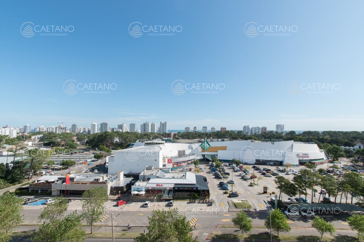 Frente a Punta Shopping. Excelente orientacion al Mar!