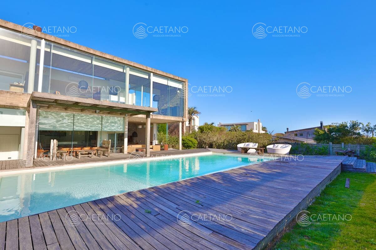 Casa de diseño en alquiler temporal. 4 dormitorios en suite a 50 mts del mar