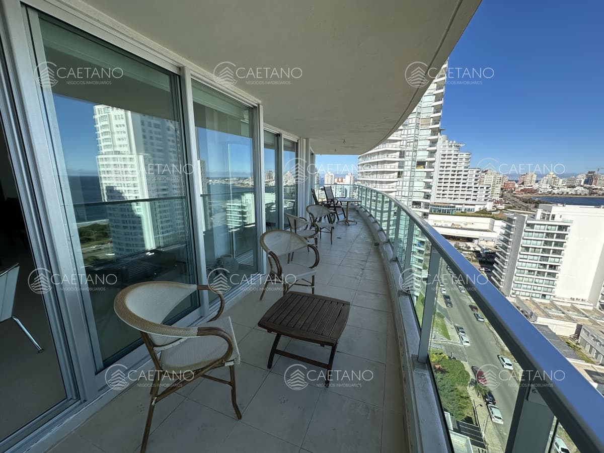 ESPECTACULAR APARTAMENTO PLAYA MANSA, 3 DORMITORIOS EN SUITE, TODOS LOS SERVICIOS — foto 3