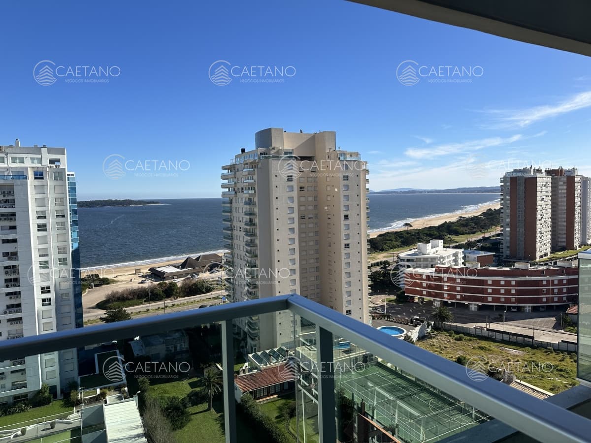 ESPECTACULAR APARTAMENTO PLAYA MANSA, 3 DORMITORIOS EN SUITE, TODOS LOS SERVICIOS