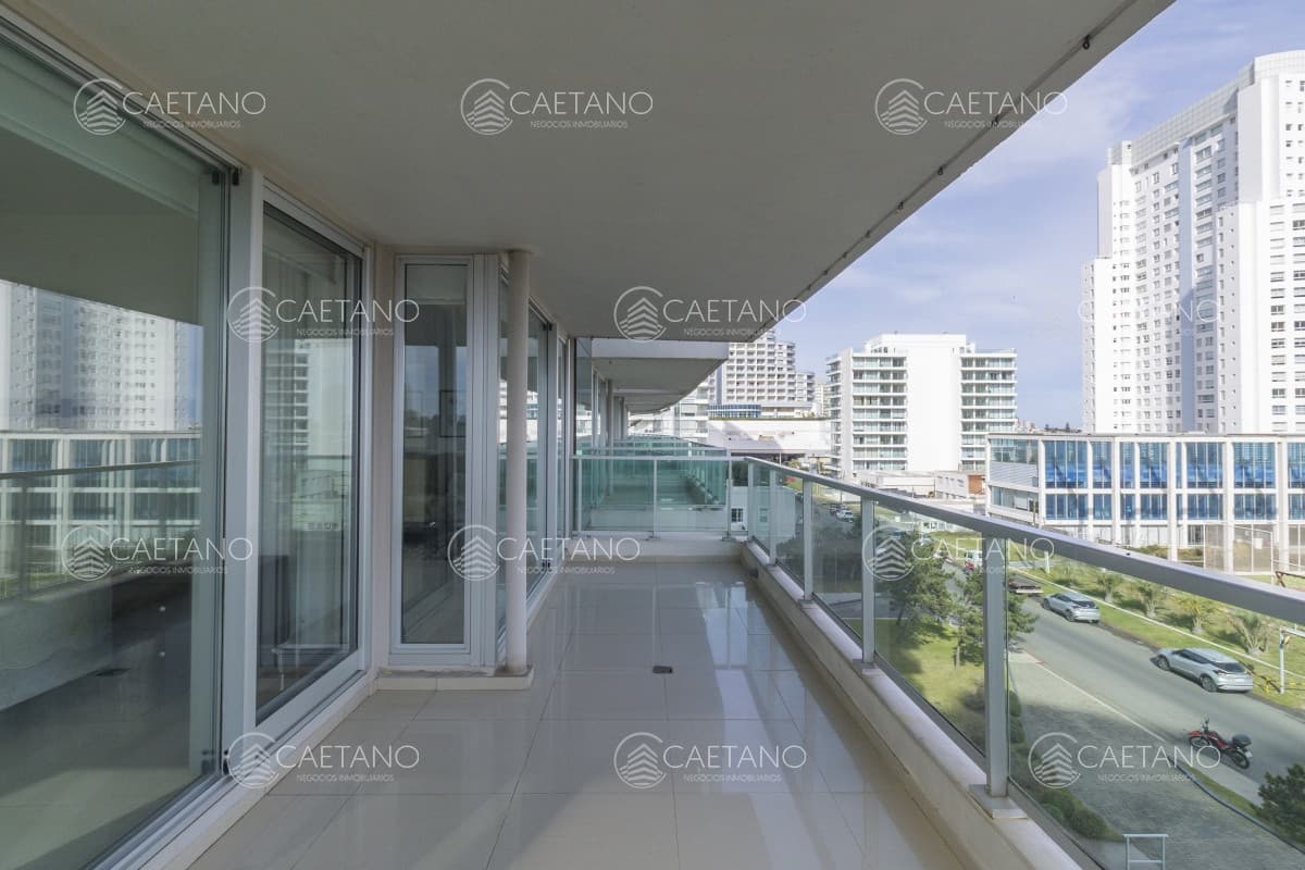ALQUILER APARTAMENTO TRES DORMITORIOS PUNTA DEL ESTE EDIFICIO GALA TOWER — foto 3