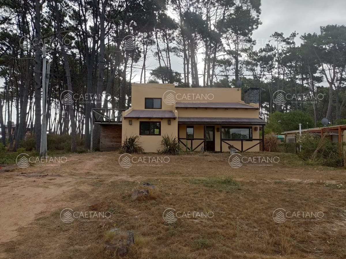 Venta - Amplios ambientes, proxima al mar