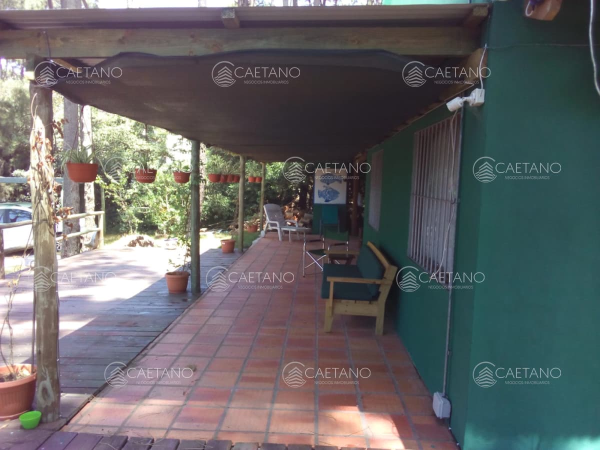 Venta! Casa de excelente construcción, 1 cuadra del mar