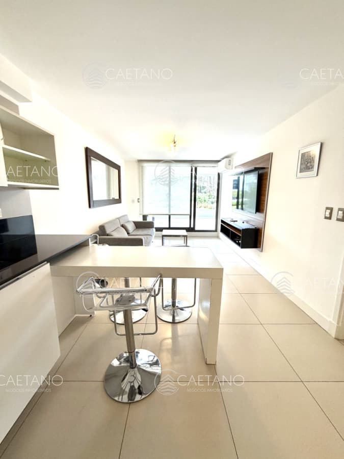 Un dormitorio y medio gran terraza con parrillero