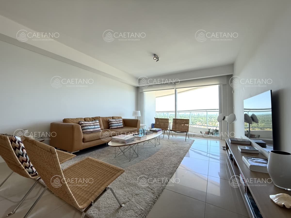 Alquiler enero 2026. Torre Aquarela dos dormitorios dos baños y dependencia de servicio.