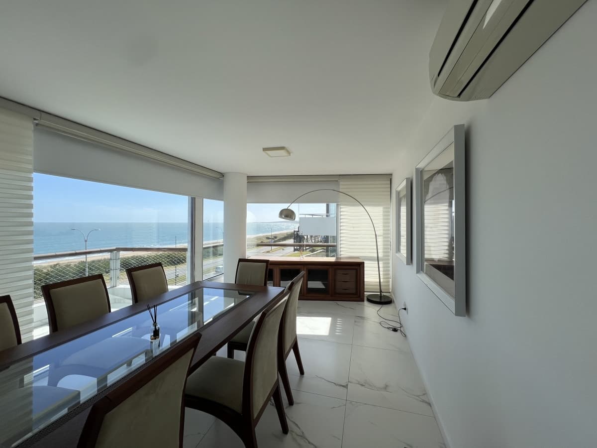 Hermoso apartamento en , venta y alquiler temporal  4 dormitorios. Playa mansa.