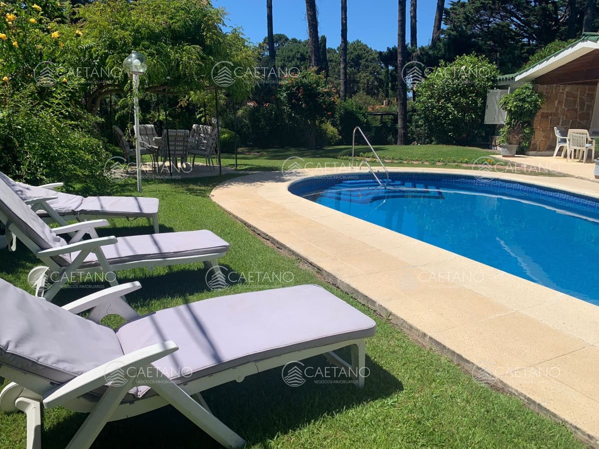 Oportunidad Casa a la Venta 4 dorm, piscina, barbacoa y Dep de servicio