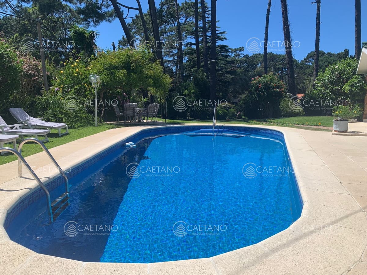 Oportunidad Casa a la Venta 4 dorm, piscina, barbacoa y Dep de servicio — foto 2