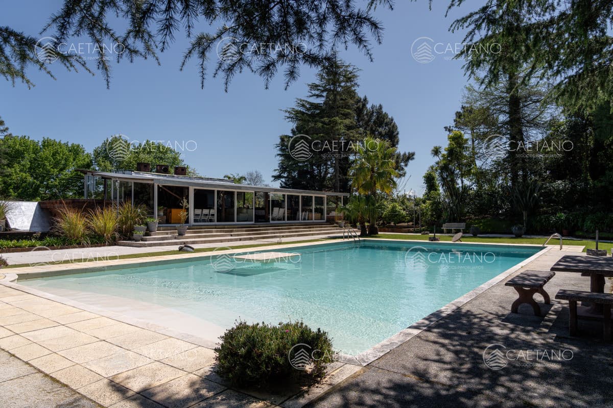 Chalé 4 dorm 4 baños gran living, piscina grande + 2 deptos externos para renta. Terreno de 1700 m2 + 620 m2 construidos. Precio de Venta US$ 550.000.