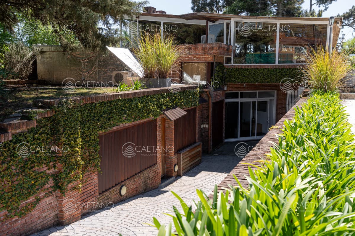 Chalé 4 dorm 4 baños gran living, piscina grande + 2 deptos externos para renta. Terreno de 1700 m2 + 620 m2 construidos. Precio de Venta US$ 550.000. — foto 3