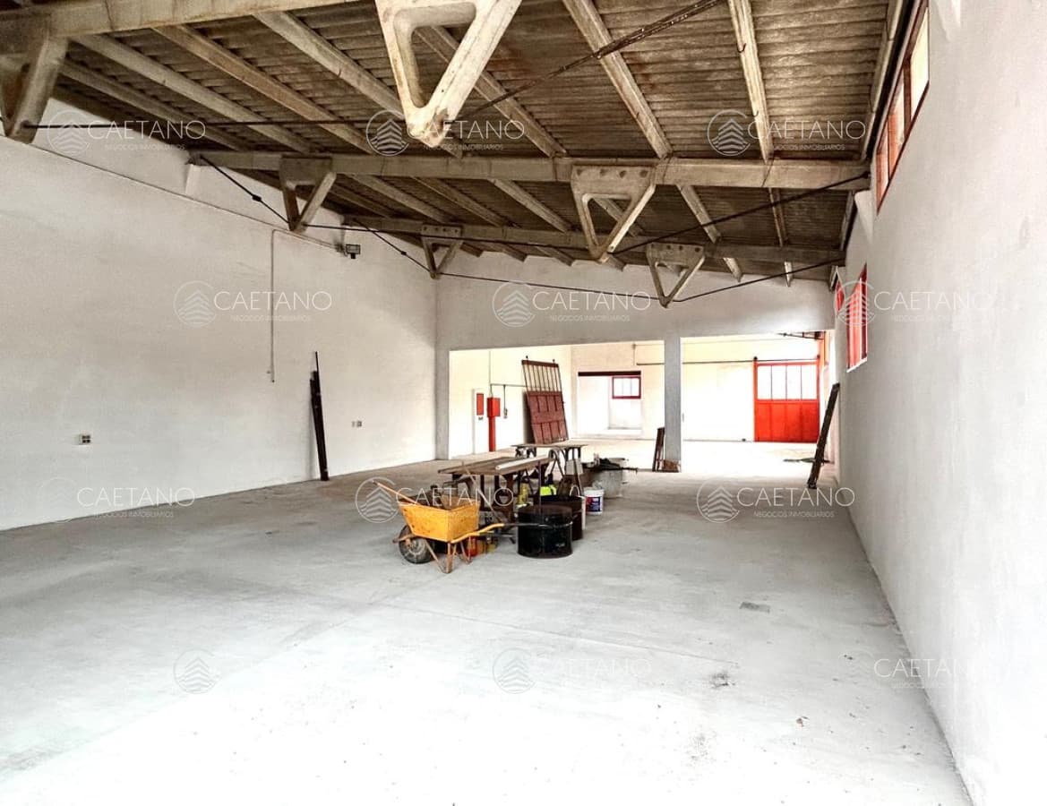 Galpón de 500 m2 con oficina y lugar para vehículos , cerca del centro de Maldonado. Alquiler US$ 2300. — foto 2