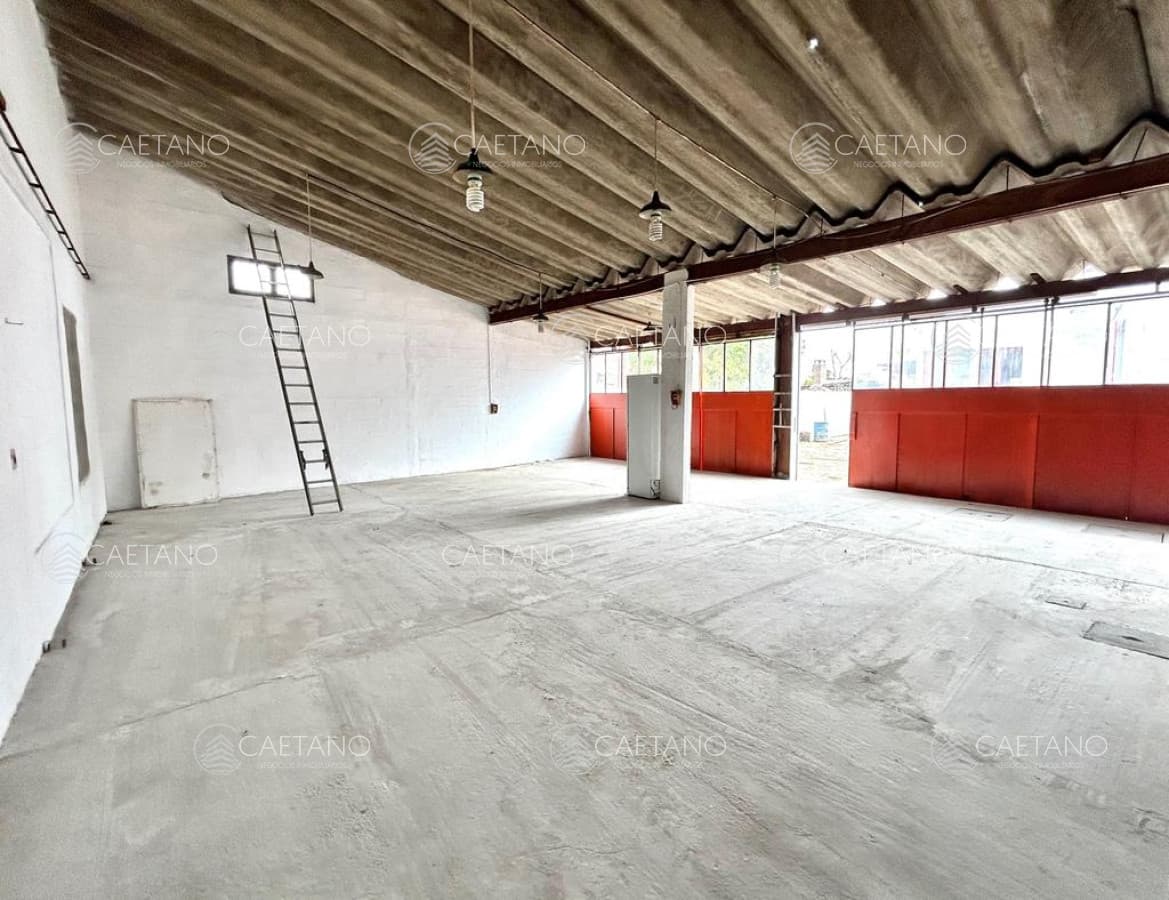 Galpón de 500 m2 con oficina y lugar para vehículos , cerca del centro de Maldonado. Alquiler US$ 2300. — foto 3