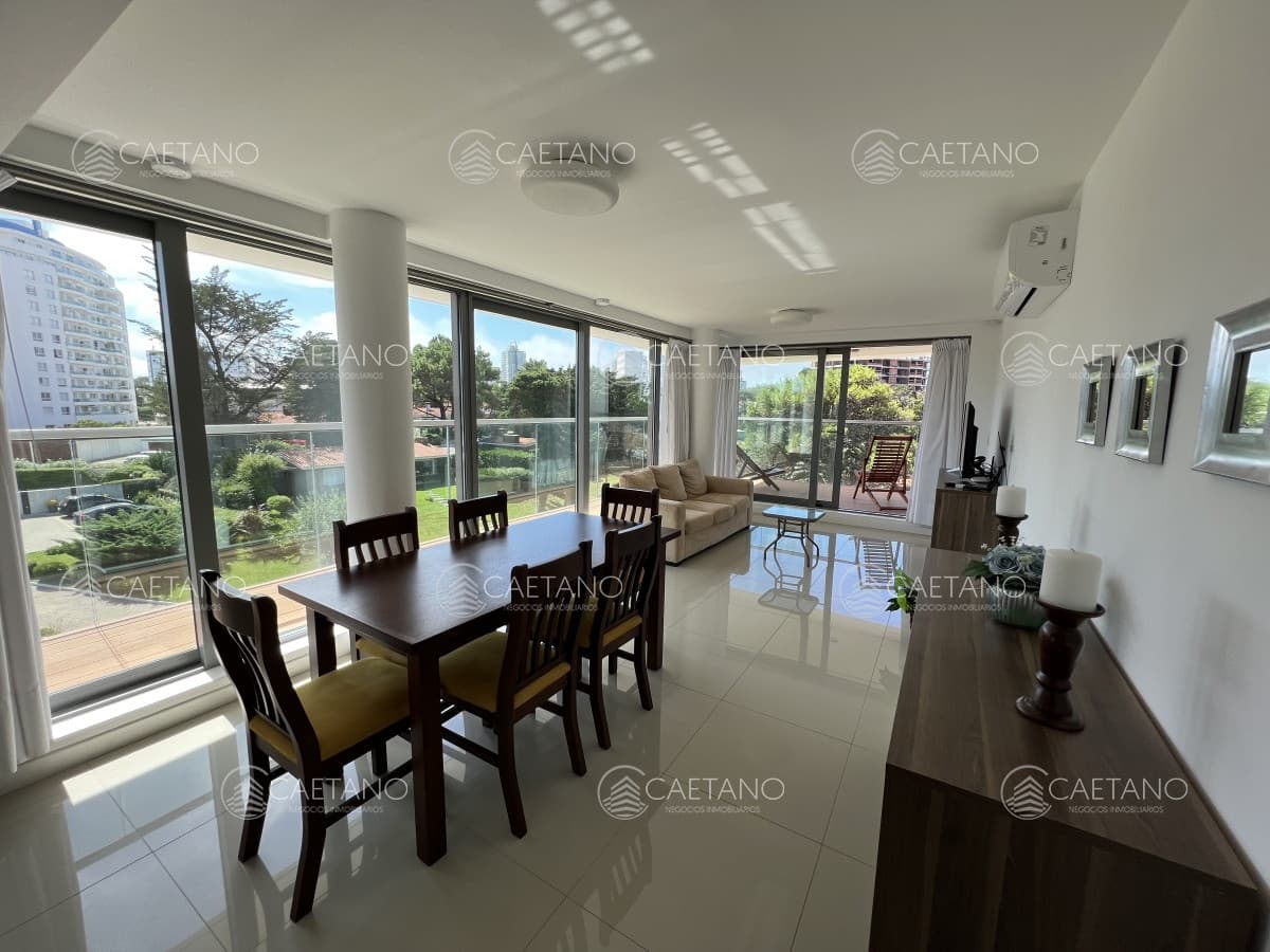Venta de apartamento 2 dormitorios en edificio de categoría Playa Brava