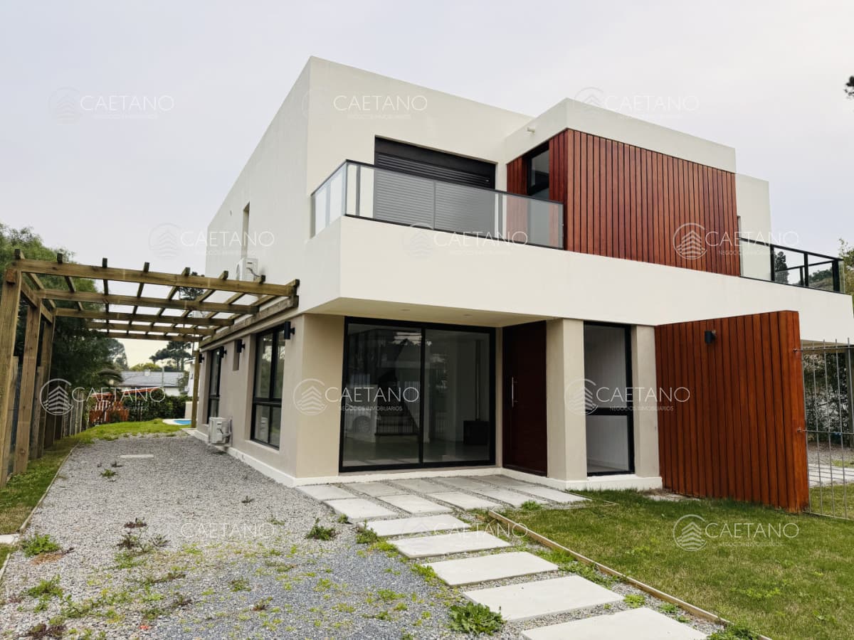 Venta de casa 3 dormitorios con piscina a estrenar en Pinares Punta del este