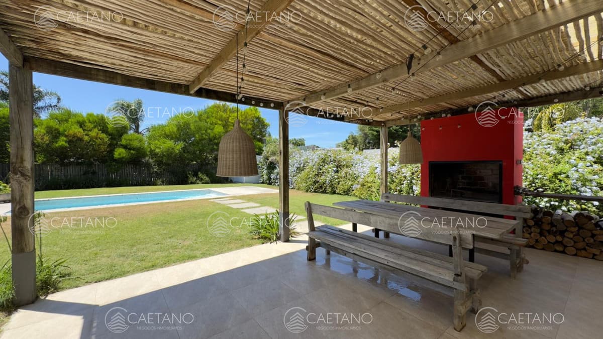 Alquiler anual de casa 4 dormitorios en barrio privado con Pisicna en Punta del este