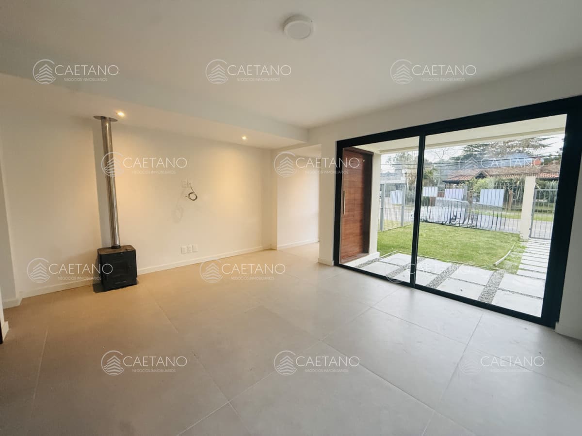 Venta de casa 3 dormitorios con piscina a estrenar en Pinares Punta del este — foto 2