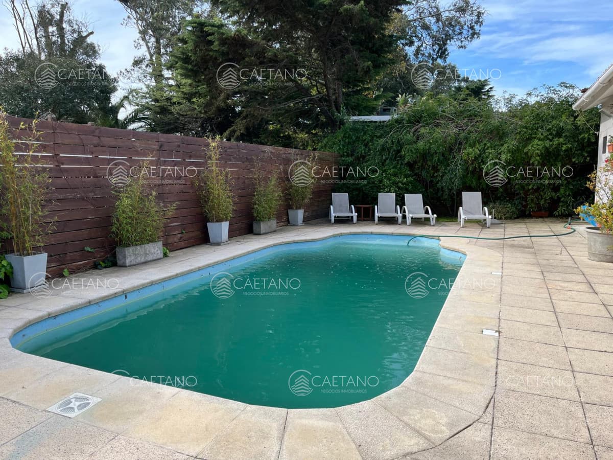Venta y Alquiler de temporada casa 4 dormitorios y piscina climatizada en Pinares a tan solo 150 m de playa mansa — foto 2