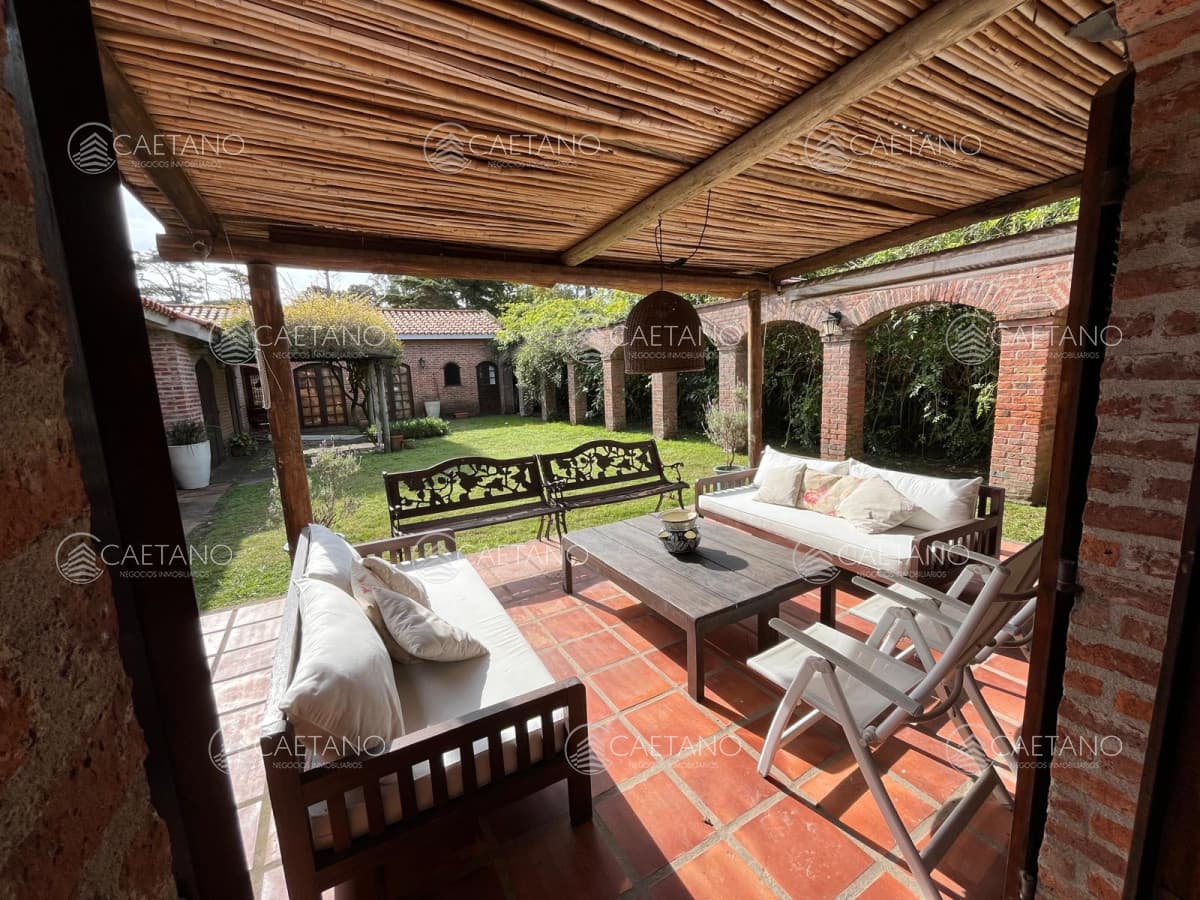 Venta y Alquiler de temporada casa 4 dormitorios y piscina climatizada en Pinares a tan solo 150 m de playa mansa