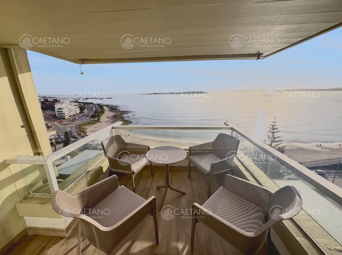 Malecon 3 dormitorios en venta, primera linea a playa Mansa