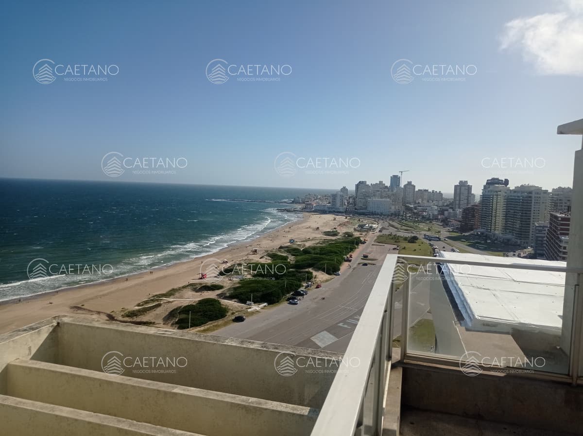 Venta apartamento 4 dormitorios. Playa brava, Punta del Este.