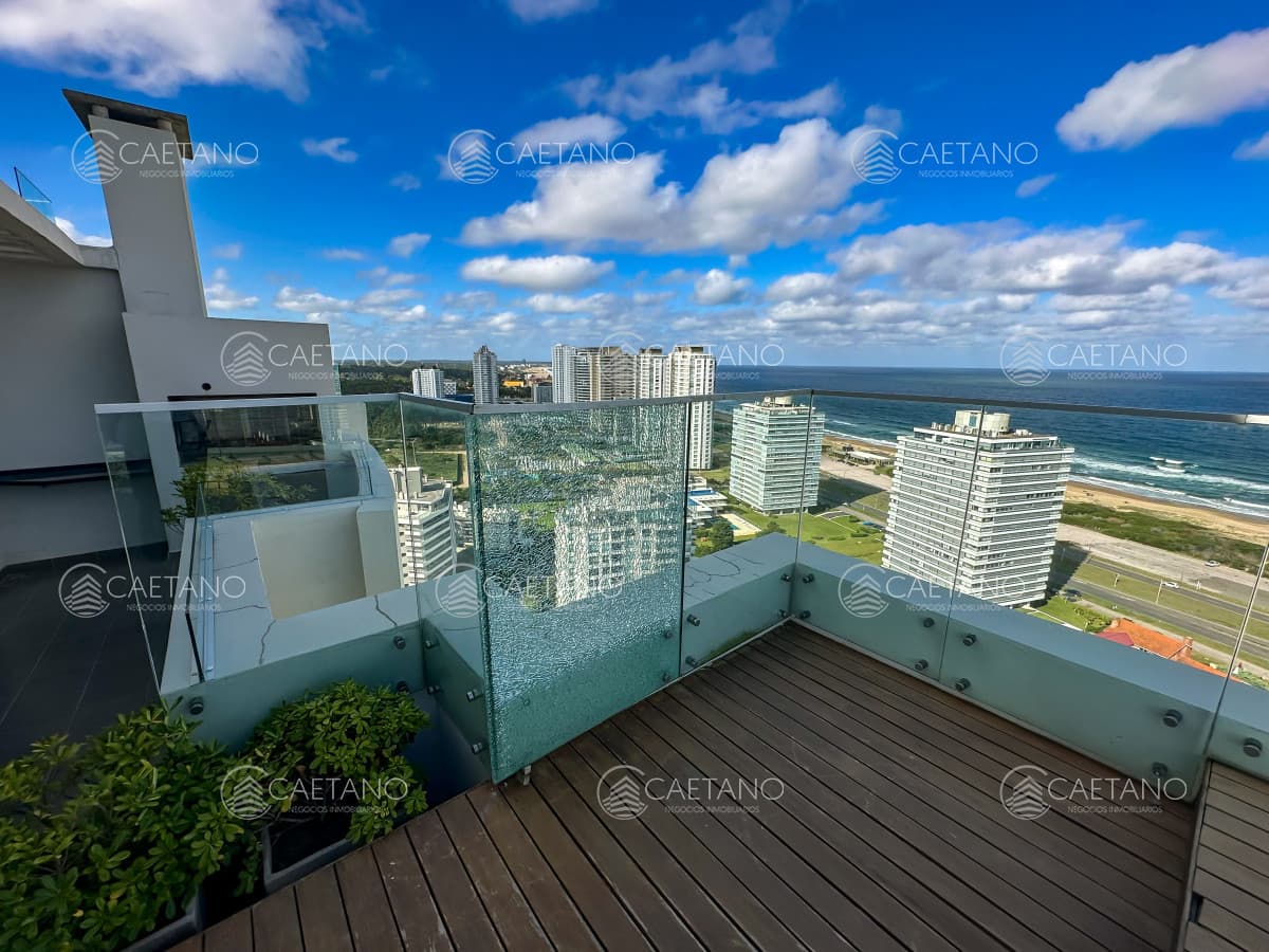 Planta especial en piso alto, parrillero y jacuzzi en balcón