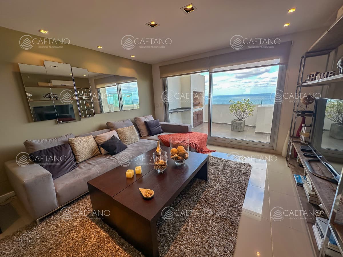 Planta especial en piso alto, parrillero y jacuzzi en balcón — foto 3