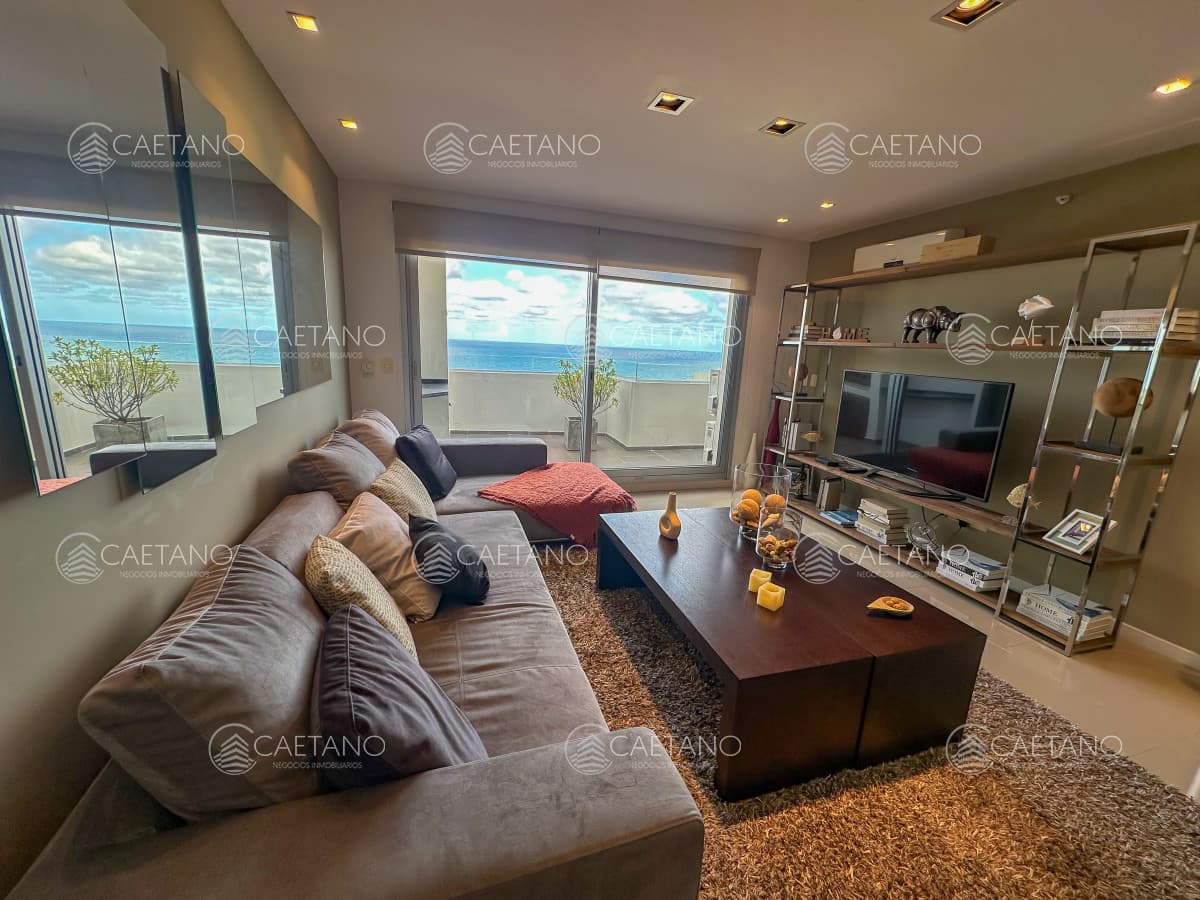 Planta especial en piso alto, parrillero y jacuzzi en balcón — foto 2