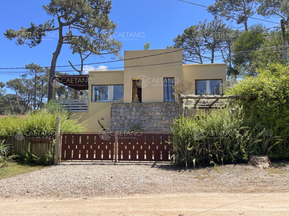 Alquiler de temporada Casa de 3 dormitorios + servicio en Montoya, La Barra