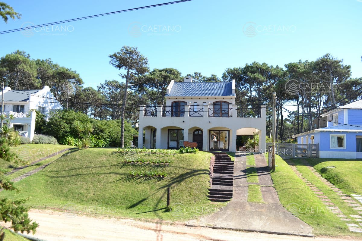 Casa en Montoya de 3 dormitorios y servicio, La Barra