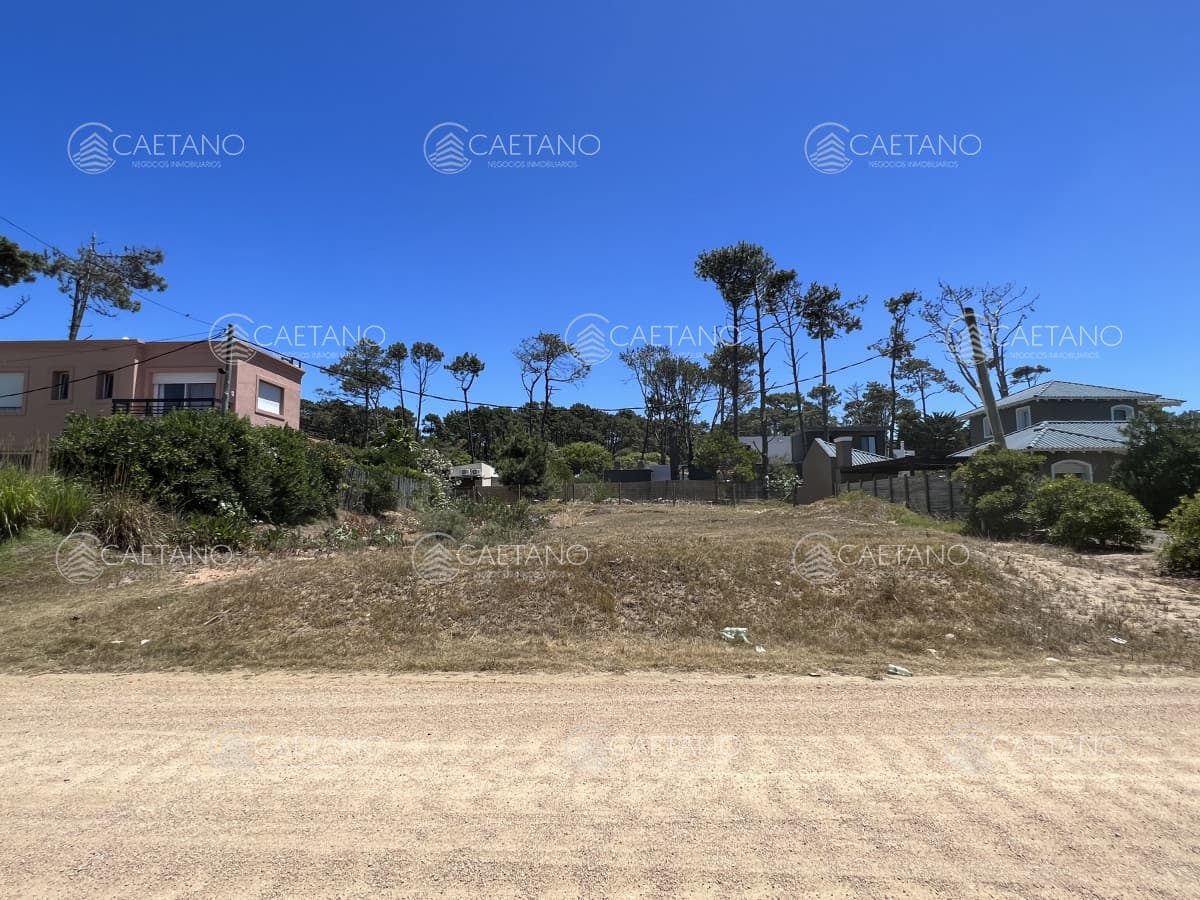 Lote próximo a la playa en Montoya, La Barra