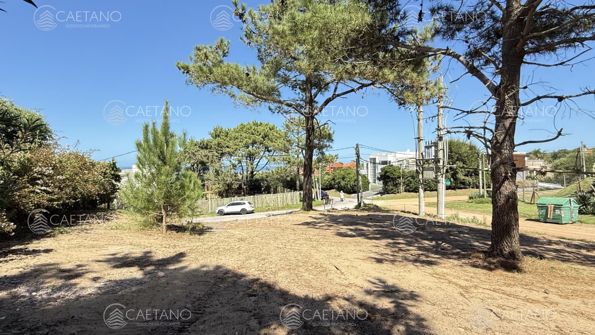 Muy buen lote esquinero en Manantiales — foto 3