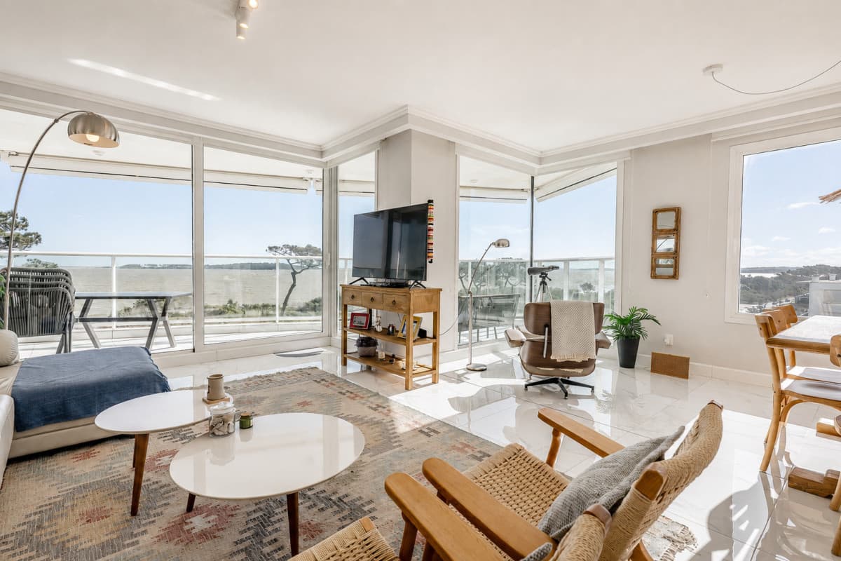 Apartamento en primera linea de Playa Mansa edificio de gran categoría