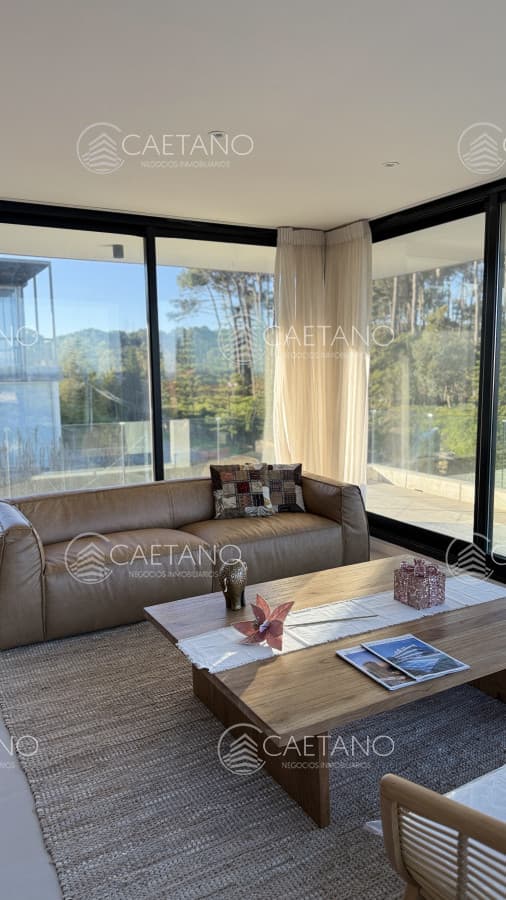 En venta departamento de 2 dormitorios y 2 baños Punta del Este