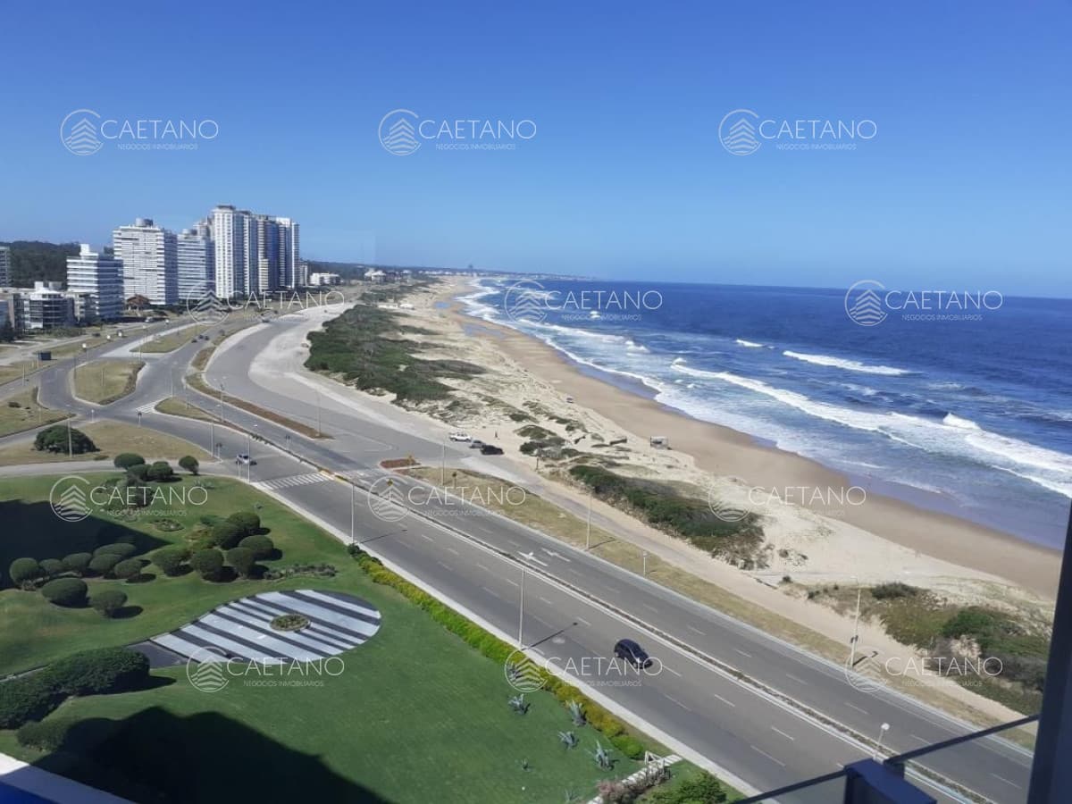 ALQUILER TEMPORADA 3 dormitorios + servicio Playa Brava frente al mar