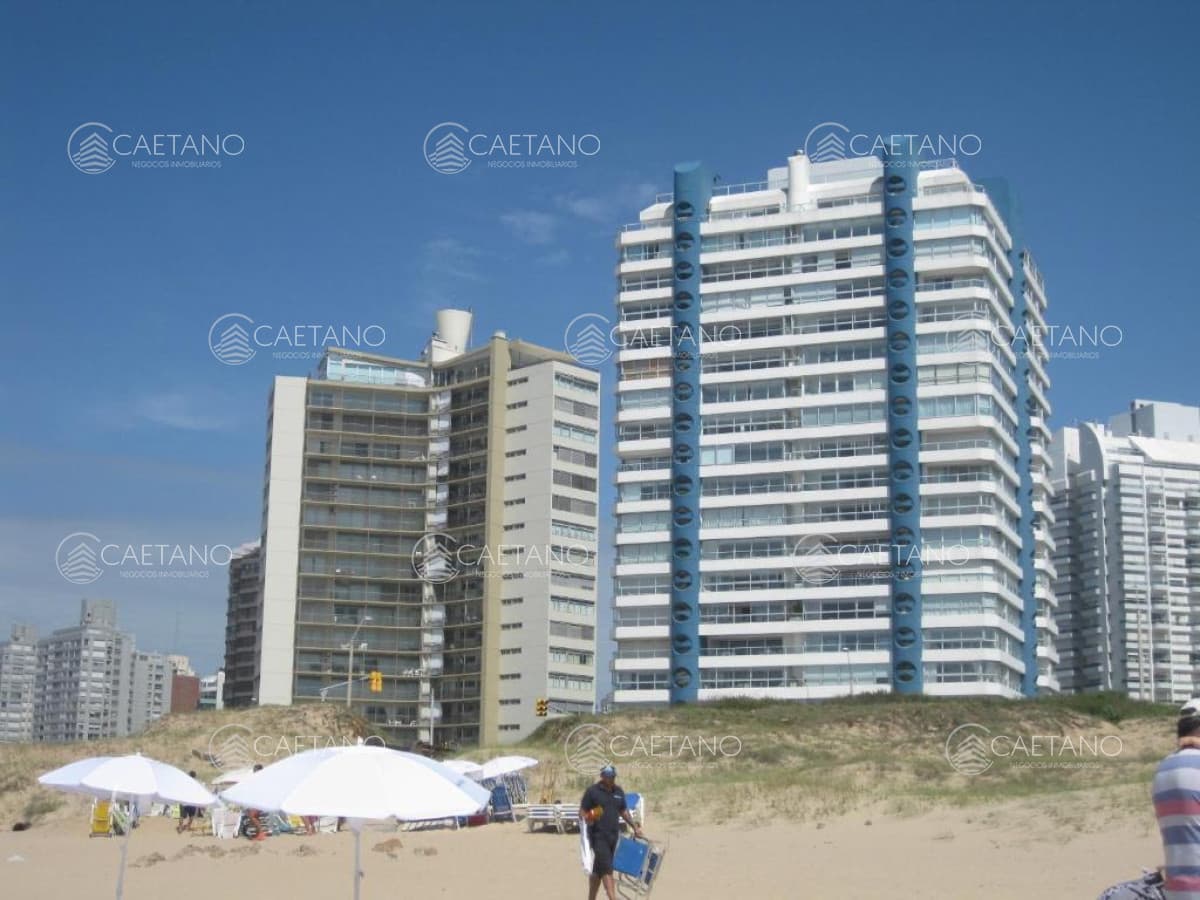 ALQUILER TEMPORADA 3 dormitorios + servicio Playa Brava frente al mar — foto 2