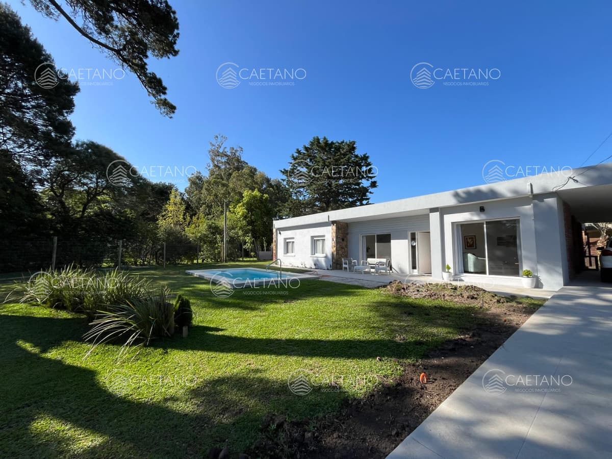 CASA DE 3 DORMITORIOS Y DEPENDENCIA PISCINA CLIMATIZADA SOLANAS ALQUILER TEMPORADA — foto 2