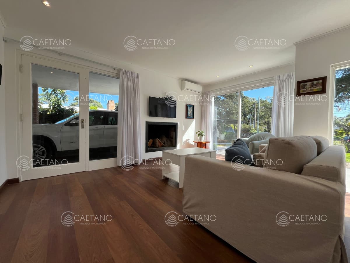 CASA DE 3 DORMITORIOS Y DEPENDENCIA PISCINA CLIMATIZADA SOLANAS ALQUILER TEMPORADA — foto 3