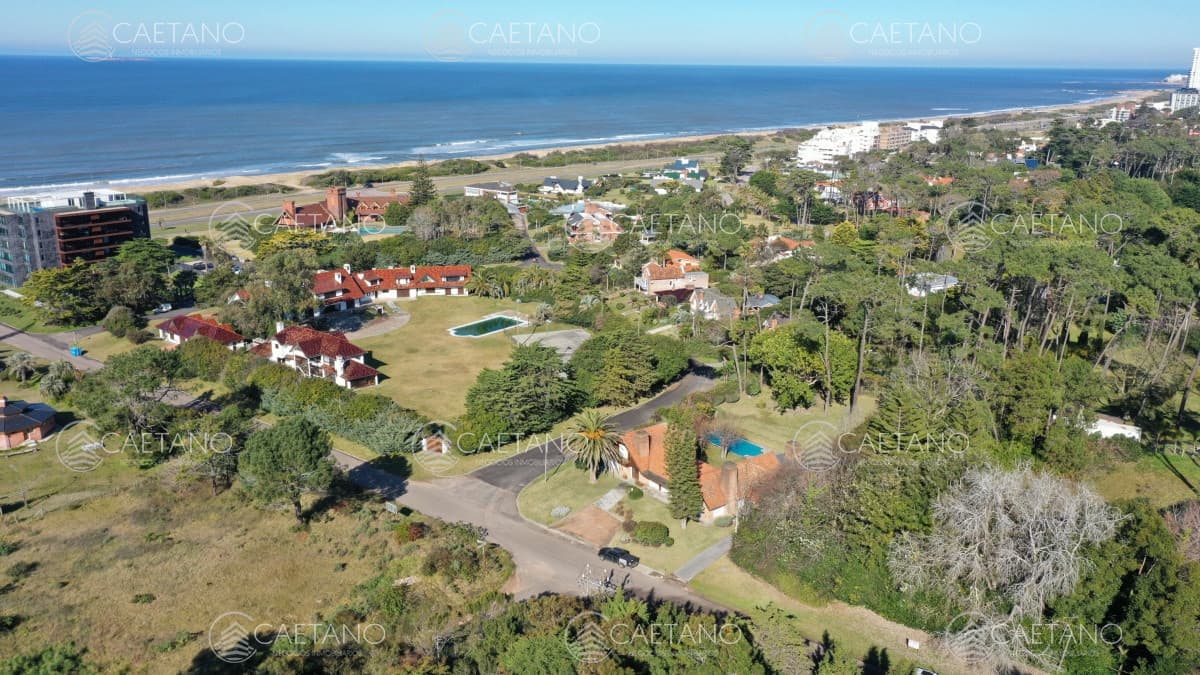 Venta de Terreno de 967 m2, en San Rafael, Punta del Este. a 100 mts del Mar.