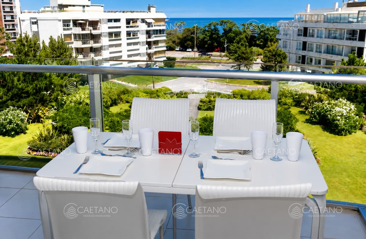 Apartamento en venta de 2 dormitorios en Playa Mansa — foto 2