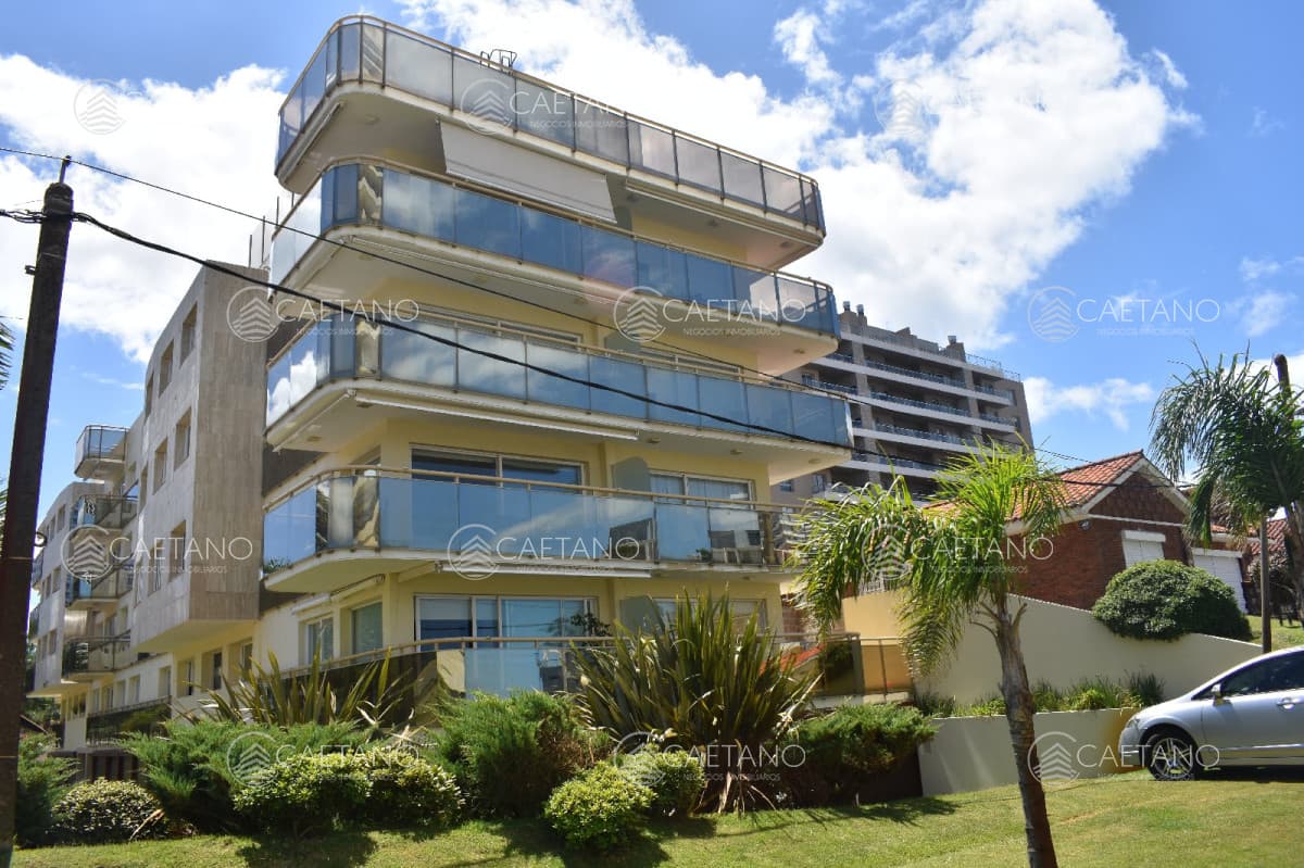 DEPARTAMENTO EN PUNTA DEL ESTE , PLAYA BRAVA  ,  IMPECABLE